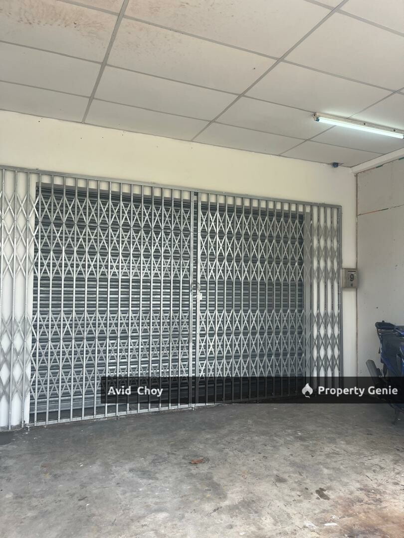 Taman pasir putih, ground floor shop