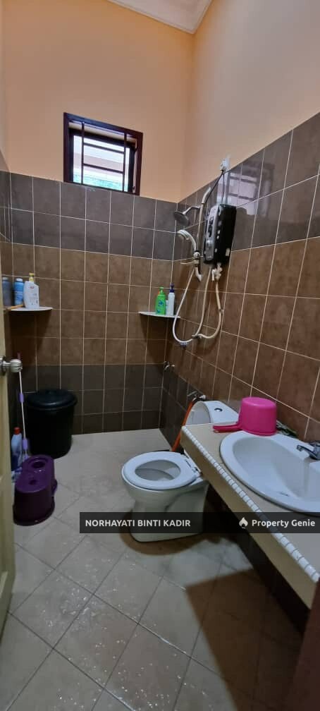 BANGLO 2 TINGKAT TANAH SANGAT BESAR PERKAMPUNGAN DARAT SEKOLAH BESERAH