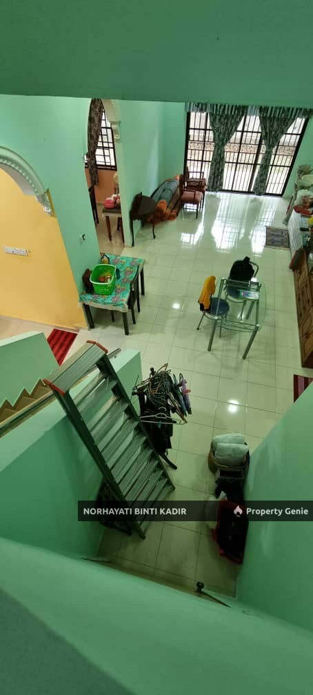 BANGLO 2 TINGKAT TANAH SANGAT BESAR PERKAMPUNGAN DARAT SEKOLAH BESERAH