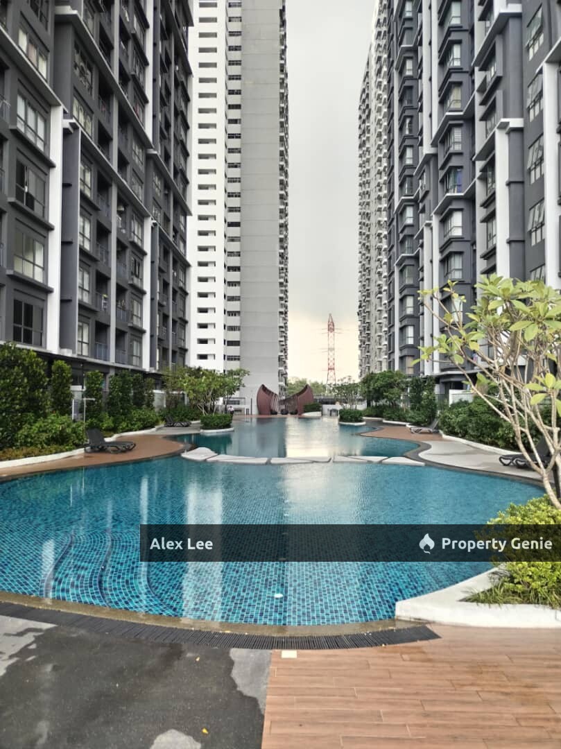 Spacious 3BR Corner @ Holmes 2 | 979sf Mid Floor | Park Views | LRT Walk