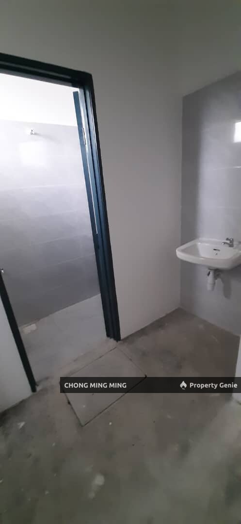 Ground Floor Shop @ Pusat Perniagaaan Merak, Rasah for Rent